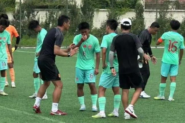 苏成峰冷声喝道：你给她打电话的时候一定要明确告诉她，这不光是你的意思，还是我的意思，如果她不把你这个丈夫放在眼里，起码也得给我这个做公公的几分面子。